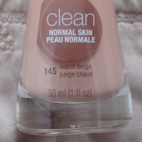 Covergirl make-up - Picture 2 of 3